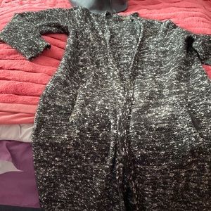 Past knee length cardigan with side pockets